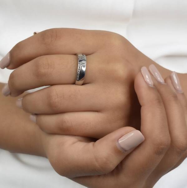 1706814131 362 چطور انگشتر نقره‌ای مناسبی را برای هدیه دادن انتخاب کنیم؟