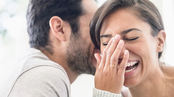 ۱۷ نشانه سازگاری در رابطه عاطفی 6 خندیدن و شوخی با یکدیگر در رابطه عاطفی
