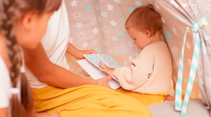 کتاب خواندن برای نوزاد؛ فواید، زمان شروع و روش انجام 6 کتابخوانی برای نوزاد