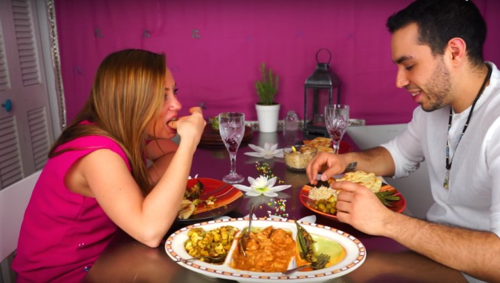 زوجی در حال غذا خوردن با دست