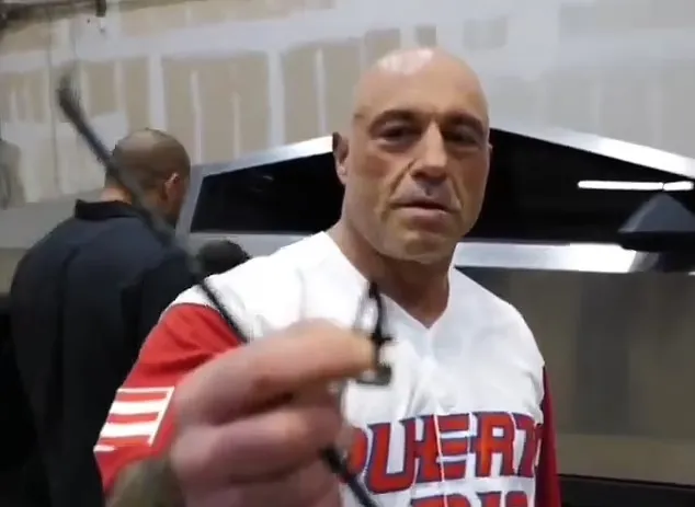 تست بدنه‌ی سایبرتراک تسلا با تیرکمان توسط جو روگان