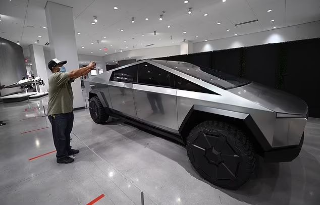 تست بدنه‌ی سایبرتراک تسلا در وجود ایلان ماسک توسط جو