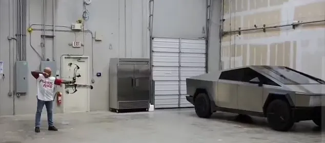 تست بدنه‌ی سایبرتراک تسلا با تیرکمان توسط جو روگان