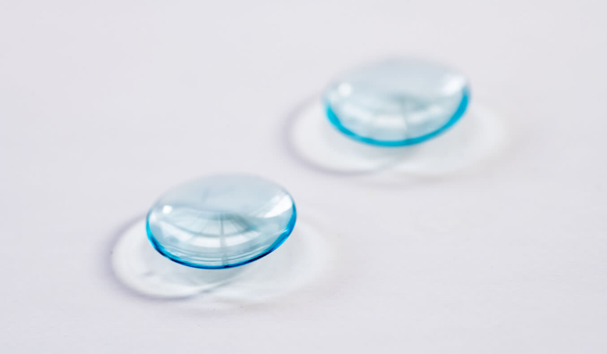 لنز تماسی چیست؟ آشنایی با انواع، عوارض و کاربرد 4 لنز تماسی