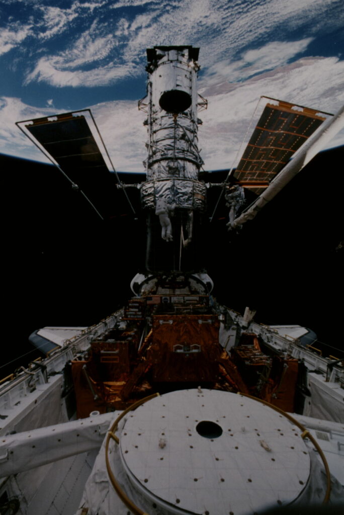 تعمیر تلسکوپ هابل توسط شاتل دیسکاوری