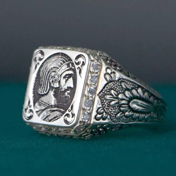 چگونه انگشتر نقره‌ای مناسبی را برای هدیه دادن انتخاب کنیم؟