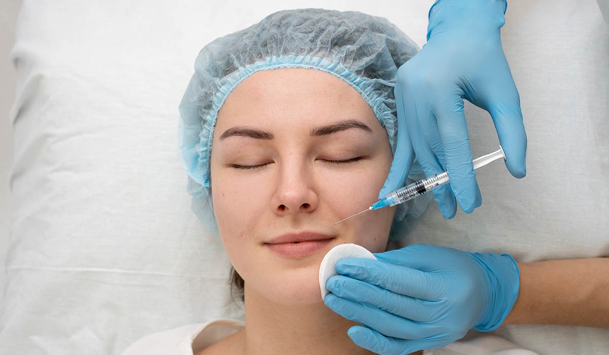 تزریق ژل | انواع، مزایا، عوارض تزریق ژل و قیمت آن_رنگو 12 نحوه تزریق ژل