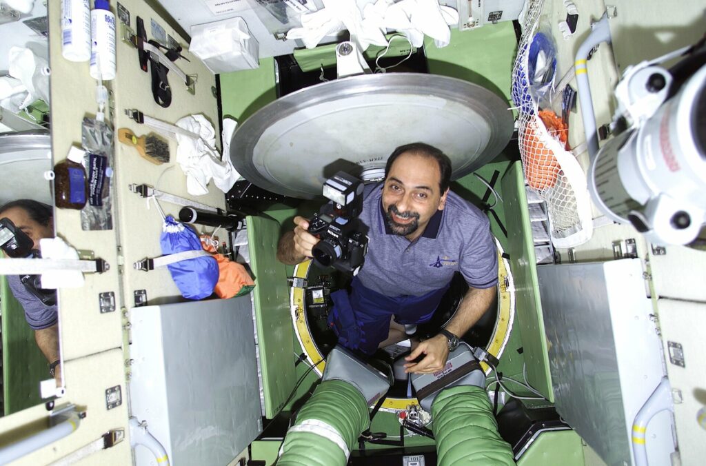 به محض ورود به ایستگاه فضایی بین‌المللی، گیدونی کنترل بازوی روباتیک شاتل را در دست گرفت و Raffaello MPLM را هدایت کرد.