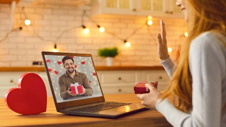 زن و مردی در حال گفت‌وگوی آنلاین و نشان دادن هدایایشان به یکدیگر