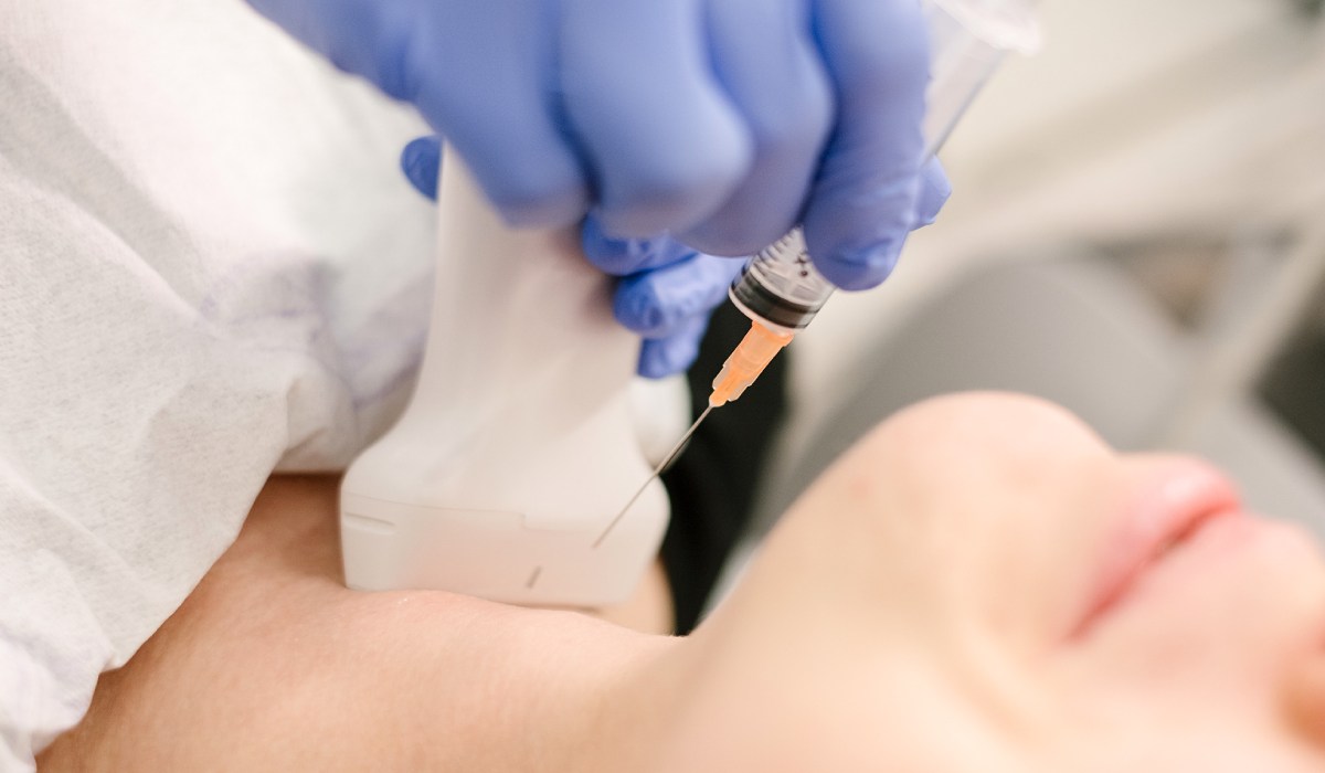 تخصص غدد چیست و دکتر غدد چیست؟ آشنایی بادکتر متابولیسم_رنگو 17 نمونهبرداری از گرههای تیروئید