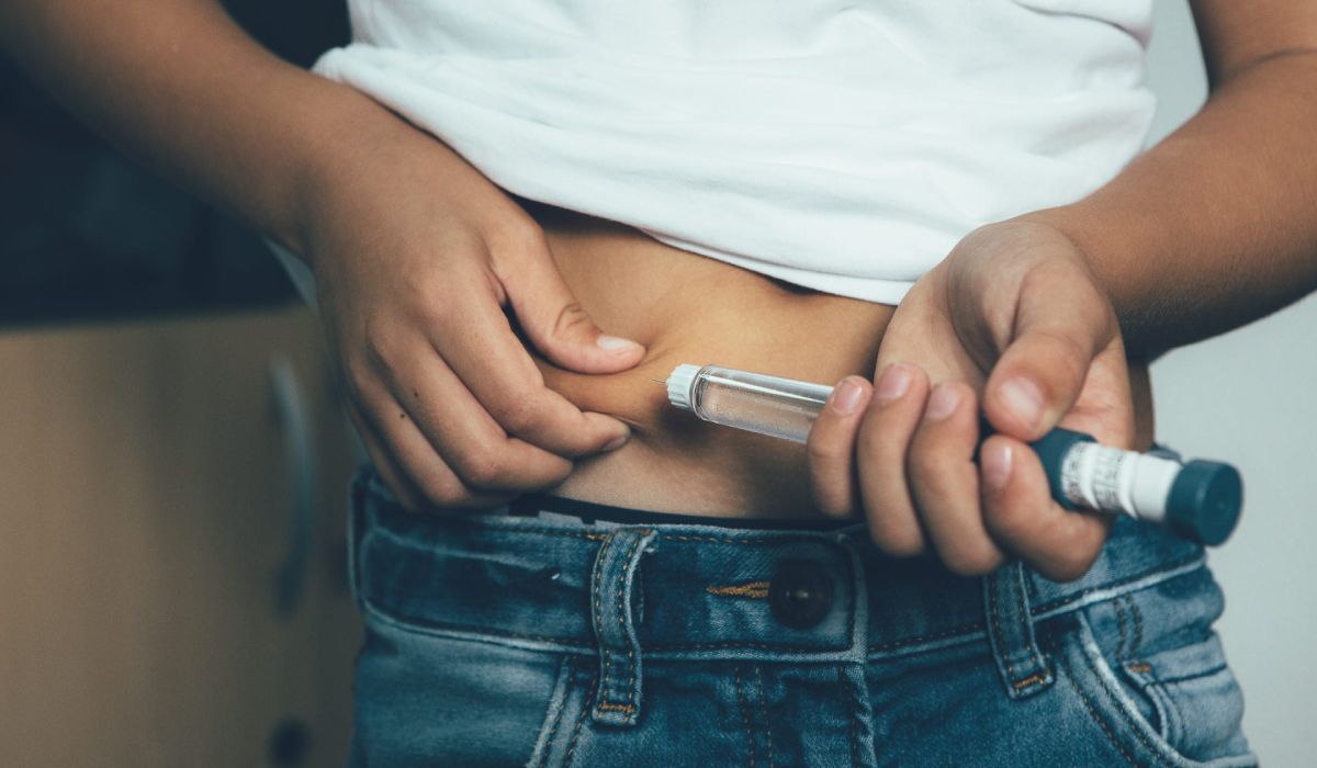 تخصص غدد چیست و دکتر غدد چیست؟ آشنایی بادکتر متابولیسم_رنگو 18 بیمار مبتلا به دیابت در حال تزریق انسولین