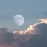 دیدن ماه کامل در روز : چرا ماه در طول روز قابل مشاهده است؟