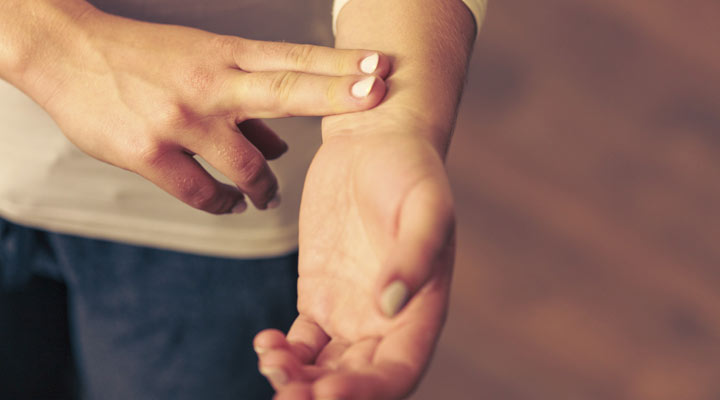 تپش قلب در مواجهه با فرد موردنظر؛ از نشانه‌های فشار جنسی