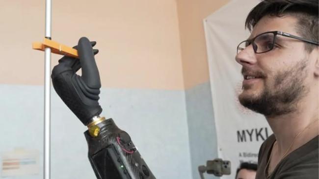  آهن‌رباهای هوشمند امکان کنترل دست مصنوعی با فکر را فراهم کردند