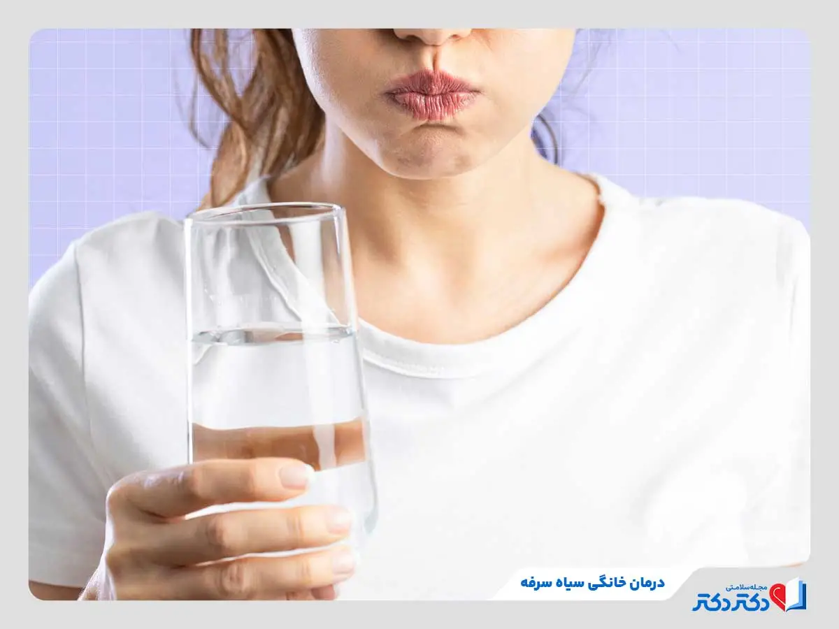 سیاه سرفه چیست؟ + علائم و درمان آن در کودکان و بزرگسالان_رنگو 28 غرغره کردن نمک برای کاهش علائم سرفه و گلودرد ناشی از سیاه سرفه