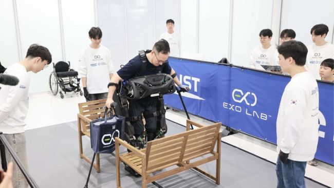 رباتی که راه رفتن را برای افراد فلج ممکن می‌کند