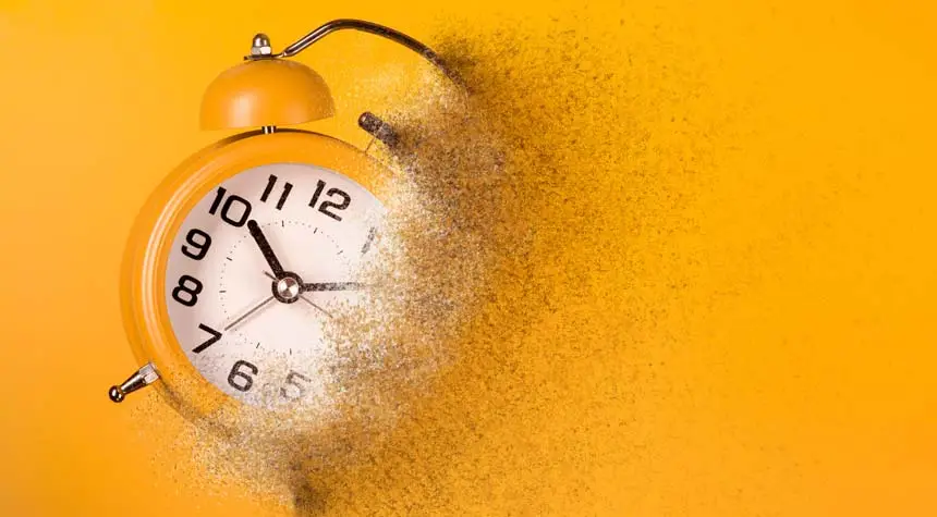 چطور زمان‌های سخت و خسته‌کننده را سریع‌تر بگذرانیم؟