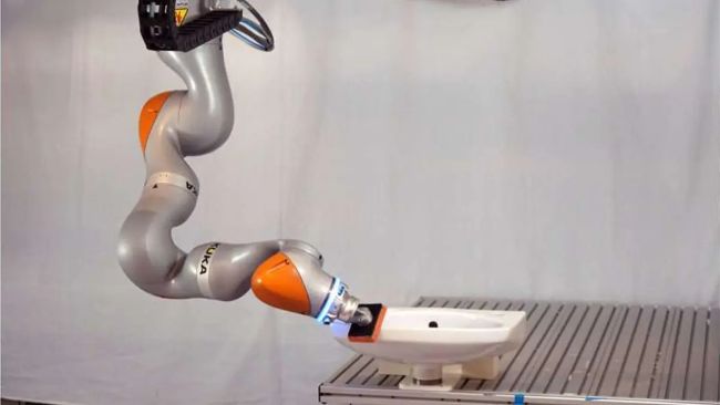 رباتی که از انسان یاد می‌گیرد تا خانه را تمیز کند