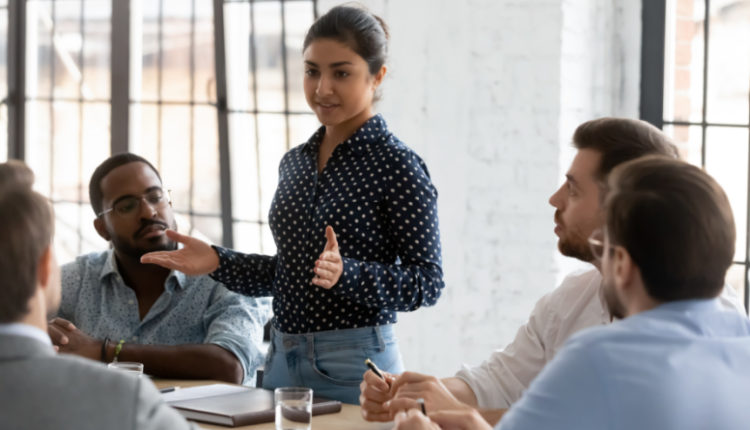 ۱۰ ویژگی رفتاری افراد دورو در رابطه عاطفی_رنگو 17 ۱۰ ویژگی رفتاری افراد دورو در رابطه عاطفی رنگو.webp