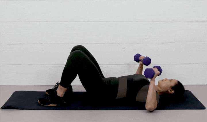 ورزش با دمبل؛ ۲۷ تمرین با دمبل برای تحکیم عضلات_رنگو 81 ورزش با دمبل - پرس دمبل روی زمین