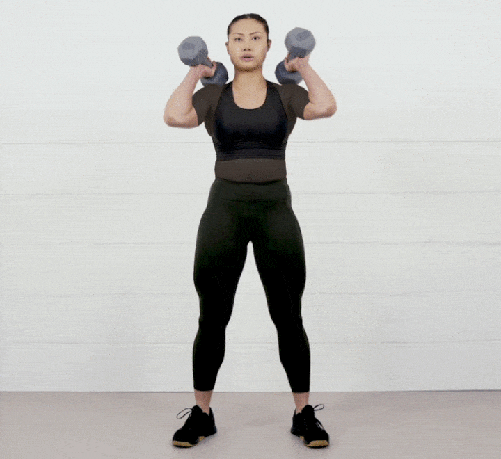 ورزش با دمبل؛ ۲۷ تمرین با دمبل برای تحکیم عضلات_رنگو 77 ورزش با دمبل - اسکوات از جلو