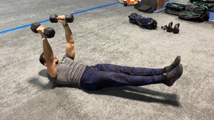 ورزش با دمبل؛ ۲۷ تمرین با دمبل برای تحکیم عضلات_رنگو 89 ورزش با دمبل - اسکال کراشر هالو بادی