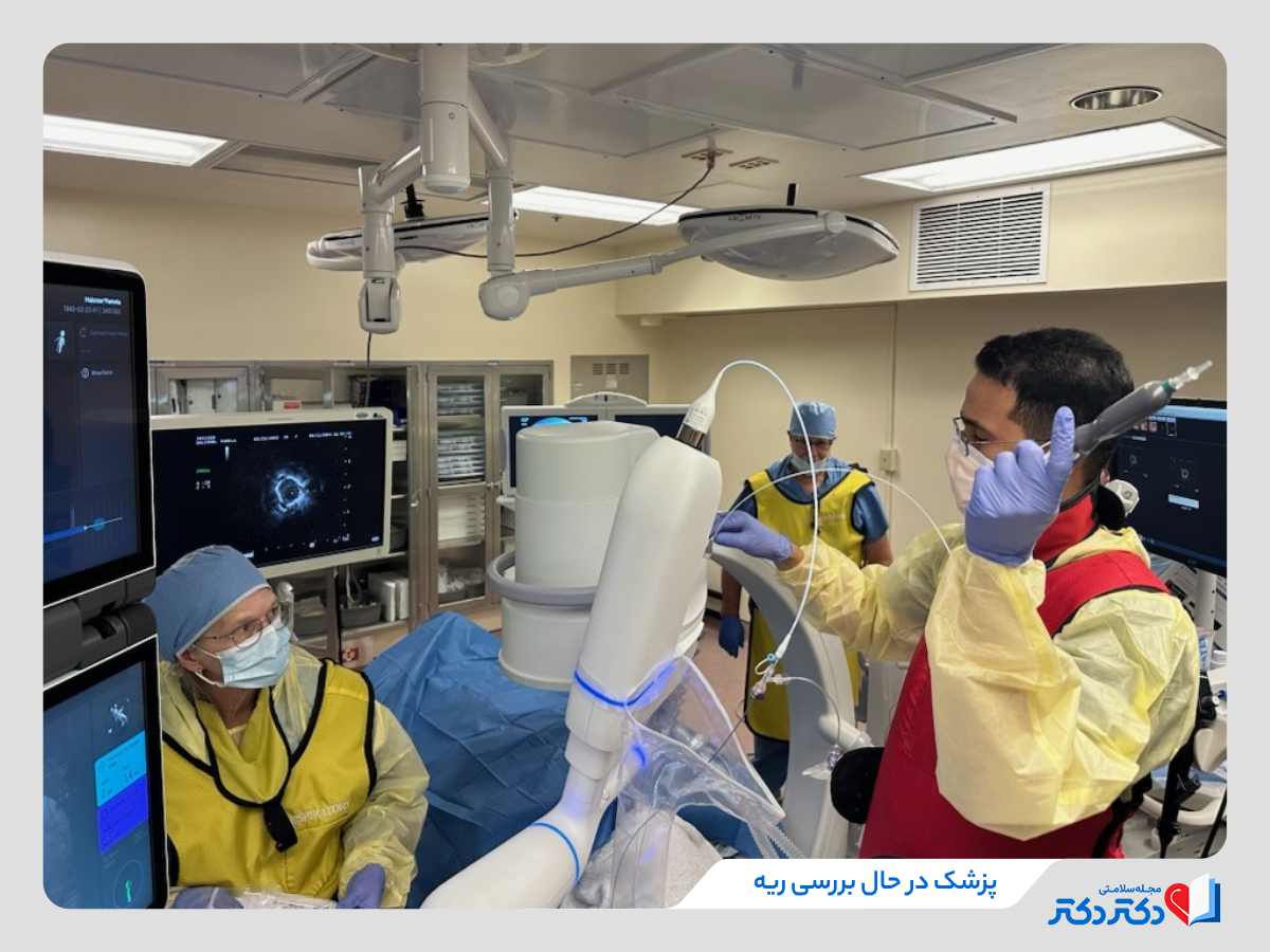 بیمار و پزشکان در حال آندوسکوپی ریه