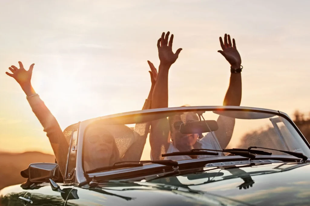 بهترین کادو برای دوست دختر: ۱۰ ایده کادو برای سورپرایز دوست دختر_رنگو 9 یک زن و مرد در ماشین