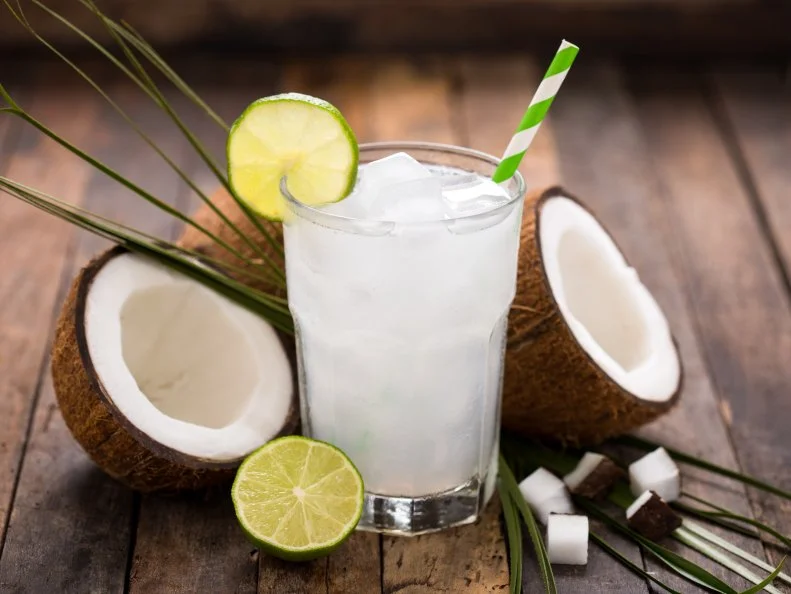 زمان ورزش چه مقدار آب بنوشیم؟_رنگو 12 یک لیوان نوشیدنی خنگ