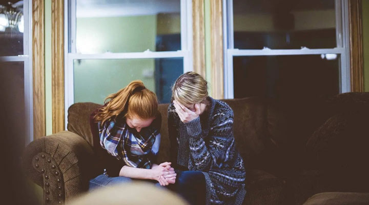 آداب تسلیت گفتن و همدردی؛ چطور تسلیت بگوییم؟ + نمونه مطلب تسلیت مناسب_رنگو 8 تسلیت گفتن - بعضی جملات را نباید به زبان بیاورید