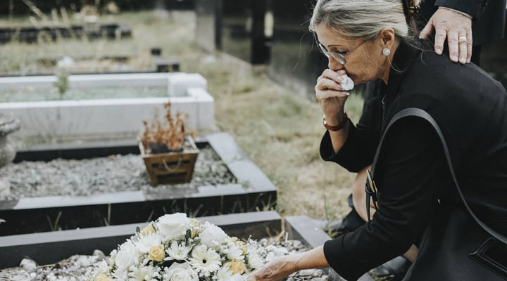 آداب تسلیت گفتن و همدردی؛ چطور تسلیت بگوییم؟ + نمونه مطلب تسلیت مناسب_رنگو 9 تسلیت گفتن - از بازماندگان درباره وضعیتشان چیزی نپرسید