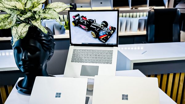 راهنمای جامع انتخاب لپ تاپ دانشجویی در سال 1404: برای دانشگاه چه لپ تاپی بخریم ؟_رنگو 18 مقایسه شارژدهی لپ تاپهای دانشجویی | چرا شارژدهی برای دانشجویان حیاتی است؟