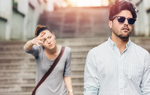 رابطه با مرد آلفا: آیا با یک مرد آلفا رابطه دارید؟ + ویژگیها مرد آلفا در رابطه_رنگو 40 بحث زن و مرد روی پله های خیابان و مرد بی خیال