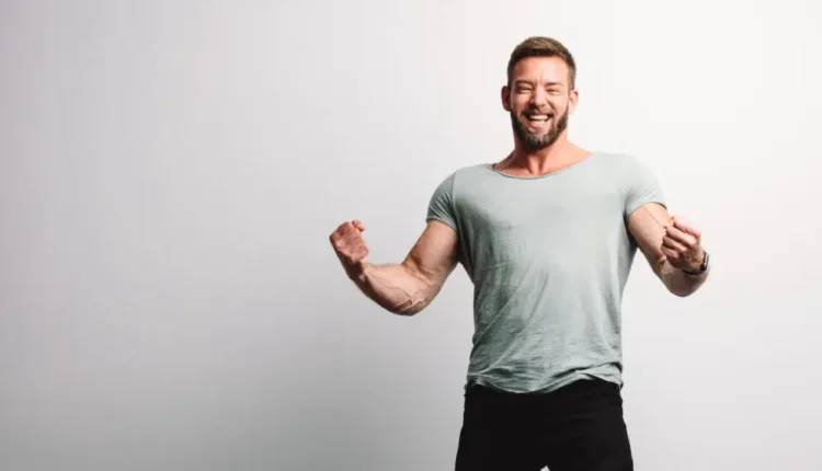 رابطه با مرد آلفا: آیا با یک مرد آلفا رابطه دارید؟ + ویژگیها مرد آلفا در رابطه_رنگو 39 مرد خوشحال هیکلی با دست های مشت کرده