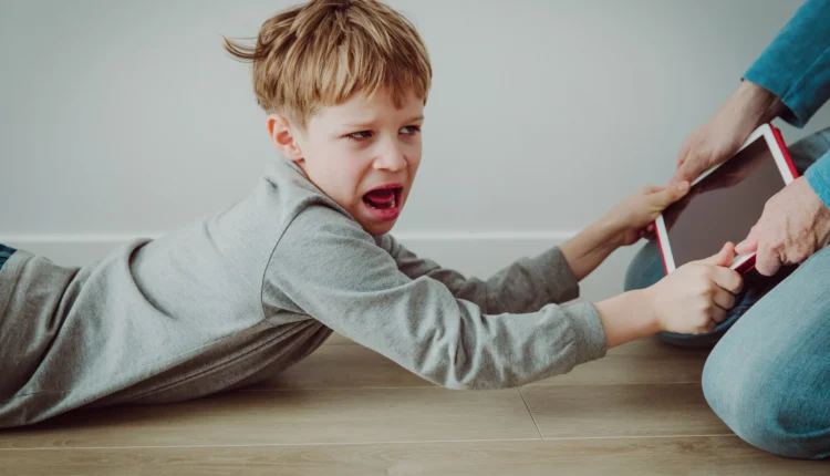 همه چیز درمورد منفعت گیری کودکان از هوش مصنوعی_رنگو 23 گرفتن تبلت از پسر بچه