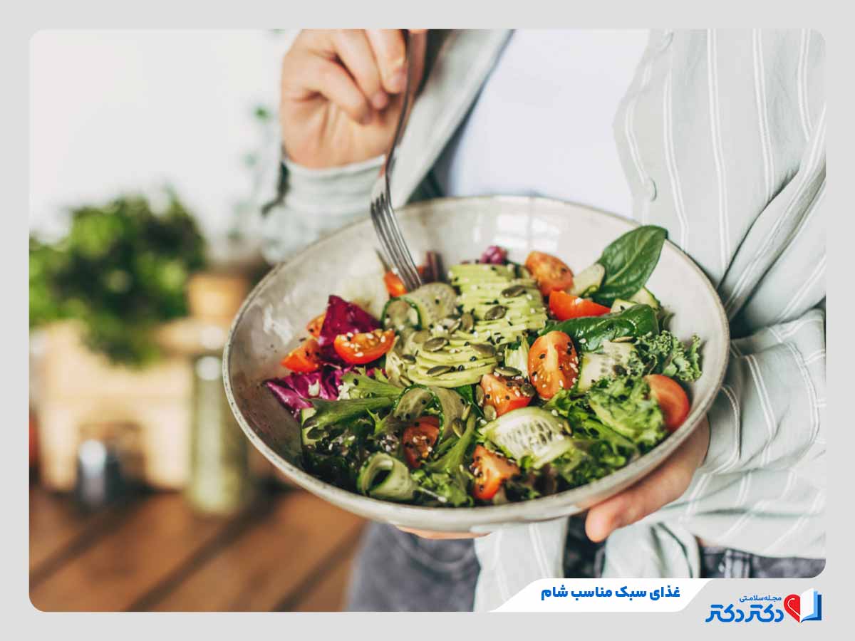 سوزش معده چیست؟ + موثرترین راه حلهای درمان_رنگو 16 فرد در حال مصرف سبزیجات بخارپز و غذای سبک بهعنوان شام برای جلوگیری از سوزش سر دل