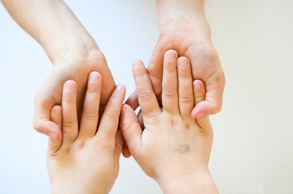 بازی دو نفره خانگی بدون وسیله: ۱۰ بازی دلنشین و ساده_رنگو 19 1752363691 346 بازی دو نفره خانگی بدون وسیله ۱۰ بازی دلنشین و