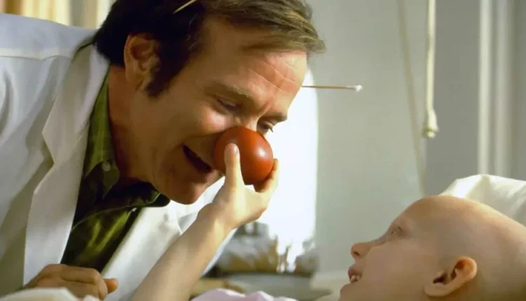 ۱۵ فیلم الهامقسمت و آموزنده که باید با خانواده ببینید_رنگو 9 نمایی از فیلم Patch Adams