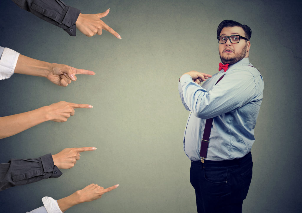 چطور همه چیز را شخصی برداشت نکنیم؟_رنگو 21 اشاره دست ها به مرد