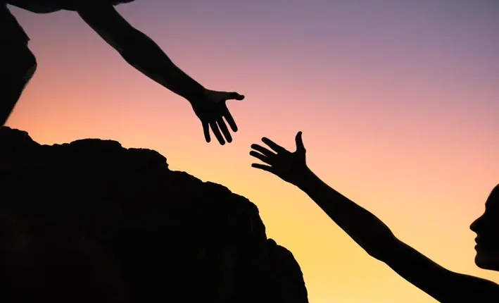 ساده دلی خوب است یا بد؟ + راهکارهایی برای این که کمتر ساده لوح باشیم_رنگو 34 گرفتن دست همراه در کوه