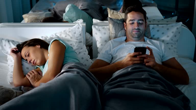 تغییر عادت استفاده موبایل یا شبکه‌های اجتماعی می‌تواند از نشانه های خیانت مردان باشد.