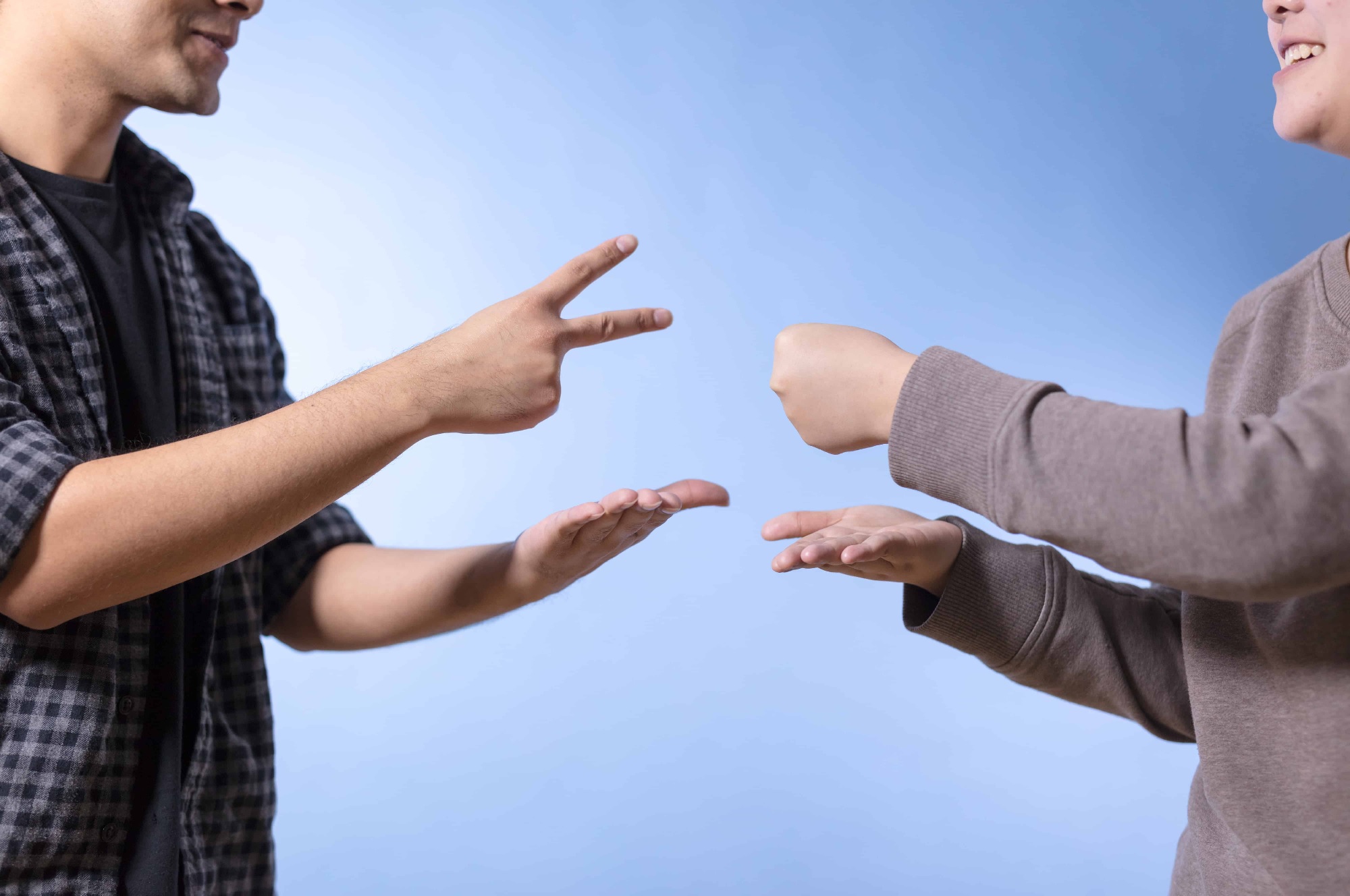 سنگ کاغذ قیچی بازی دو مرد