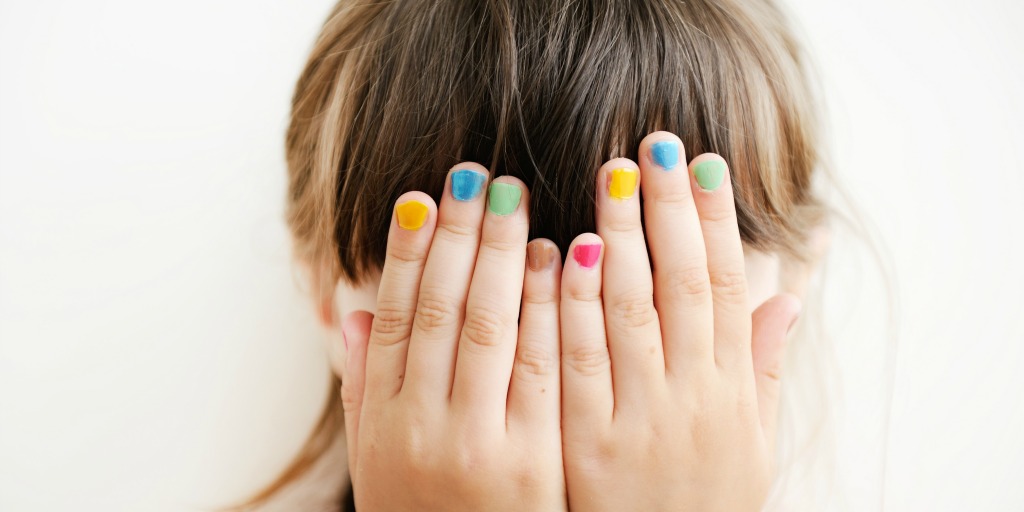 ۱۱ بازی فکری برای تحکیم حافظه مختصر مدت_رنگو 36 دست های دختر بچه جلوی صورت