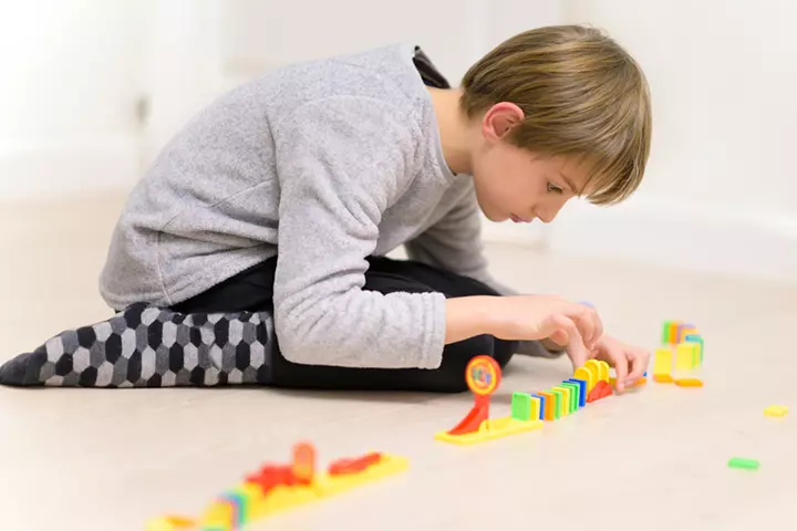 بازی پسر با دومینو