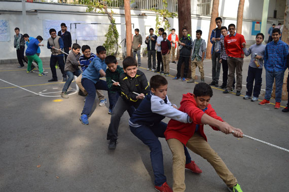 ۲۰ بازی گروهی در مدرسه (از دبستان تا دبیرستان)_رنگو 23 طناب کشی پسرها در مدرسه