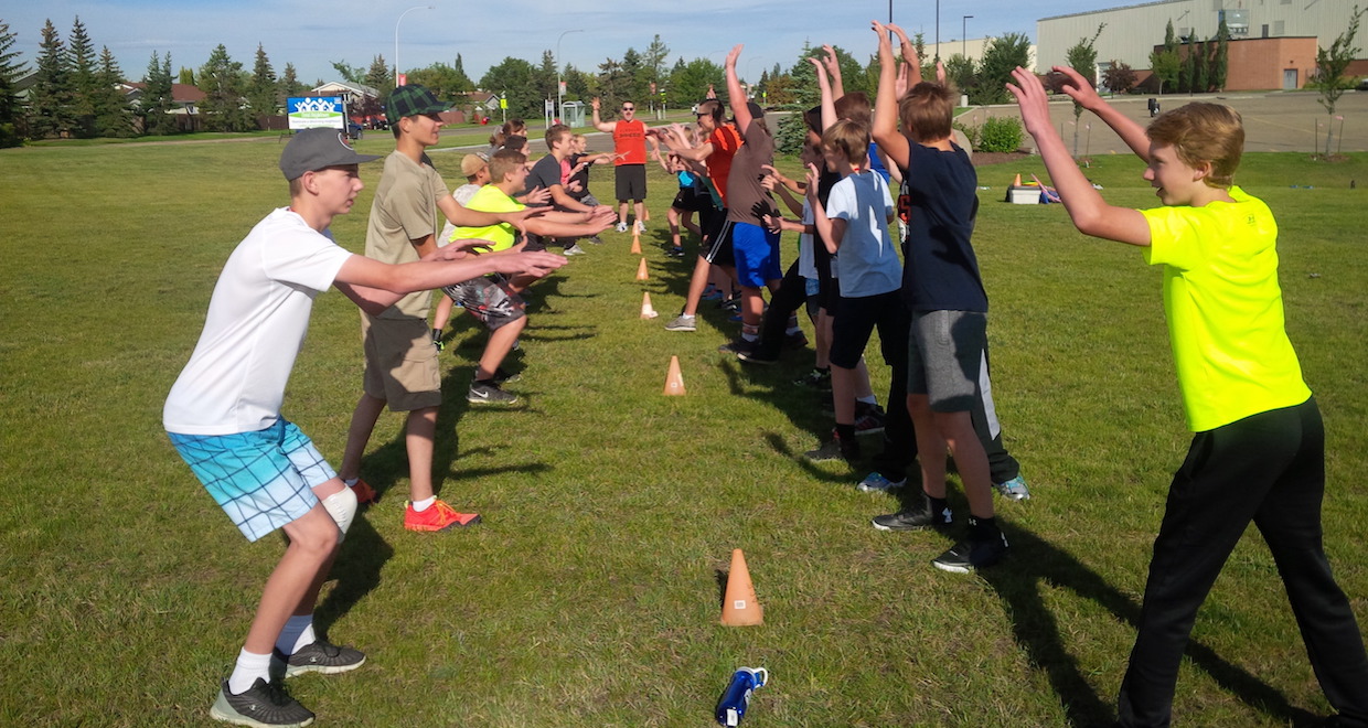 ۲۰ بازی گروهی در مدرسه (از دبستان تا دبیرستان)_رنگو 27 بازی الفها، جادوگران و غولها بچه ها در زمین بازی