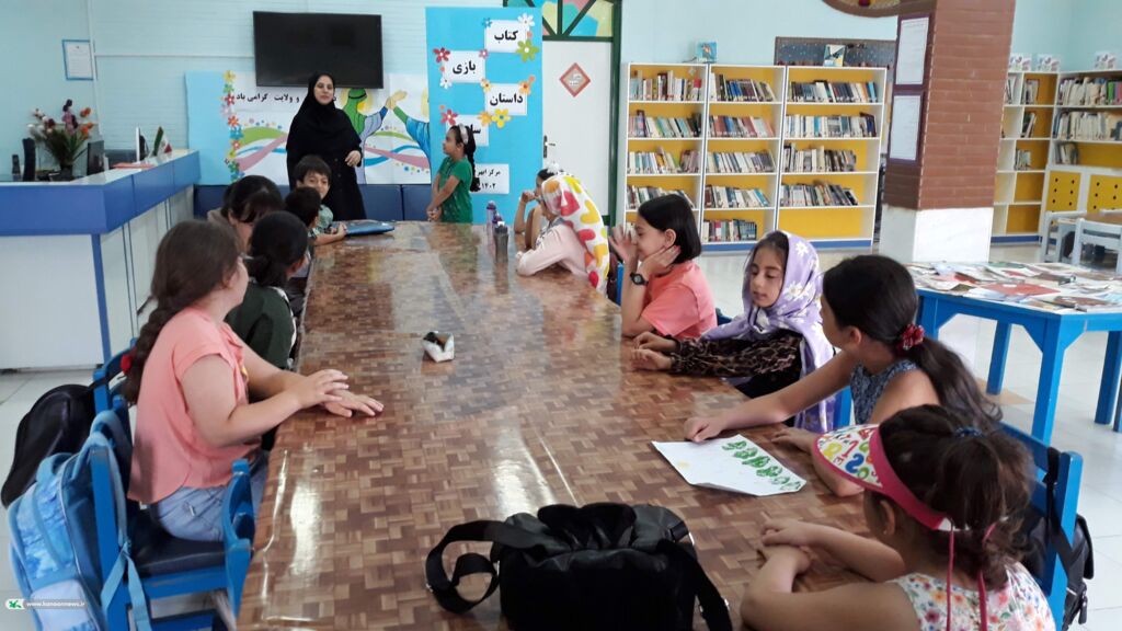 ۲۰ بازی گروهی در مدرسه (از دبستان تا دبیرستان)_رنگو 29 بچه ها دور میز در مدرسه