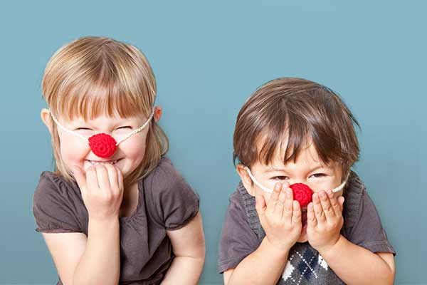 ۲۰ بازی گروهی در مدرسه (از دبستان تا دبیرستان)_رنگو 28 دماغ دلقک روی صورت بچه های بانمک