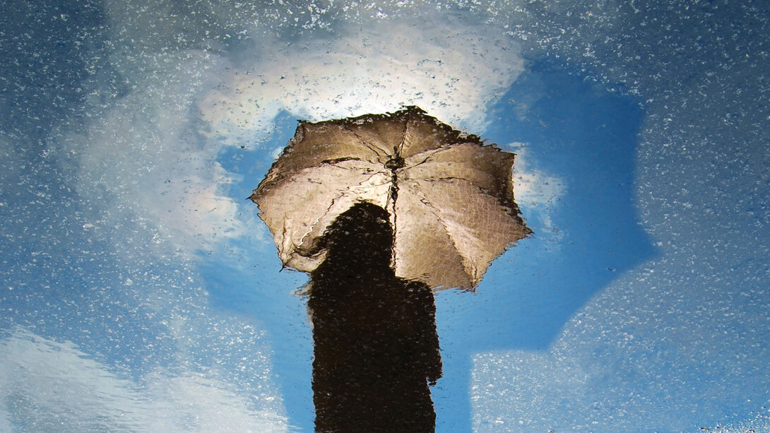 افکار مثبتی که برای رسیدن به اهدافتان نیاز دارید_رنگو 3 زن محو زیر چتر بدون خیس شدن در باران