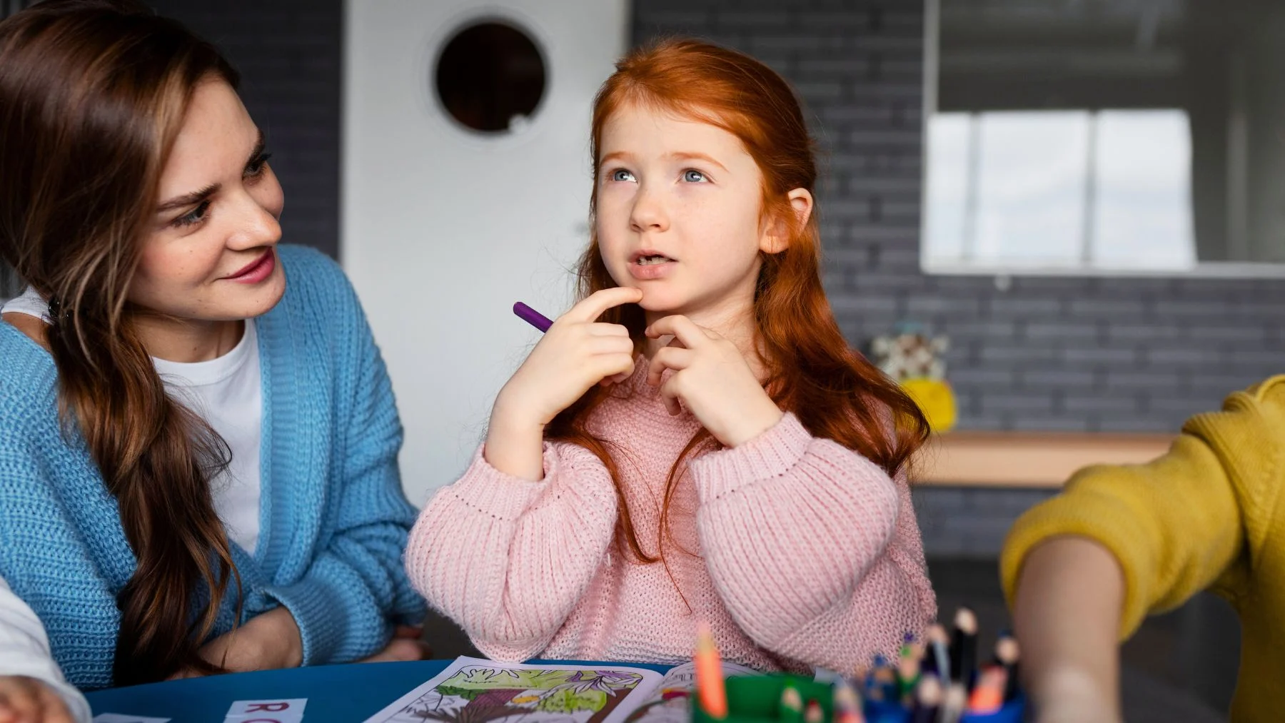 ۱۱ بازی فکری برای تحکیم حافظه مختصر مدت_رنگو 38 دختر مو قرمز در حال فکر